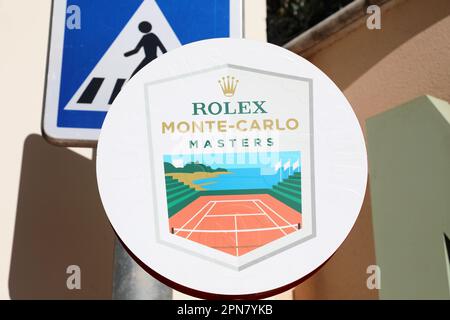 Monte-Carlo, Monaco - 16. April 2023: Farbenfrohes Werbezeichen für das renommierte Tennisturnier der Rolex Monte-Carlo Masters 2023 in Monaco Stockfoto