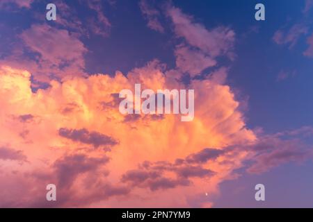 Rosa Himmel, Abenddämmerung Wolke bei Sonnenuntergang, idyllische Naturwolke, dramatisches Sonnenlicht mit majestätischem friedlichen Himmel in der Sommersaison. Lila Himmel in der Dämmerung Stockfoto