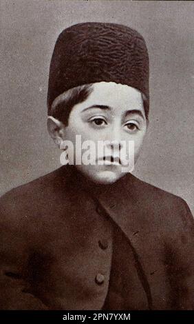 Der neue Schah von Persien. Ahmad Shah Qajar, der am 16. Juli 1909 zum Schah wurde. Von einem gebundenen Jahr: Das wunderbare Jahr 1909. Eine illustrierte Aufzeichnung bemerkenswerter Leistungen und Ereignisse der Daily News, London und Manchester, veröffentlicht von Headley Brothers, 1909. Stockfoto