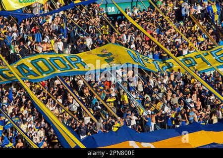 Argentinien, Buenos Aires, Fans beim Fußballspiel Boca Juniors gegen Tigre. Stockfoto