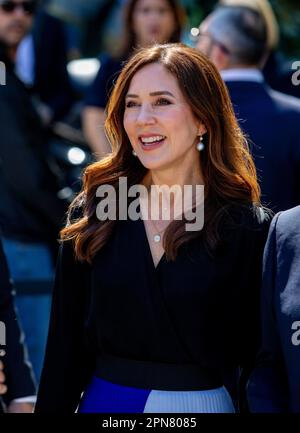 Mailand, Italien. 17. April 2023. Crown Princess Mary of Denmark im Alcova in Mailand am 17. April 2023 für einen offiziellen Besuch und eine Präsentation der dänischen Einrichtung Dies ist Dänemark, wo 17 dänische Unternehmen während der Mailänder Design Week 2023 vorgestellt werden. Kredit: Albert Nieboer/Niederlande OUT/Point de Vue OUT/dpa/Alamy Live News Stockfoto