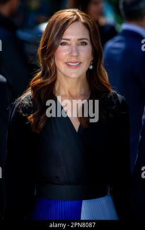 Mailand, Italien. 17. April 2023. Crown Princess Mary of Denmark im Alcova in Mailand am 17. April 2023 für einen offiziellen Besuch und eine Präsentation der dänischen Einrichtung Dies ist Dänemark, wo 17 dänische Unternehmen während der Mailänder Design Week 2023 vorgestellt werden. Kredit: Albert Nieboer/Niederlande OUT/Point de Vue OUT/dpa/Alamy Live News Stockfoto