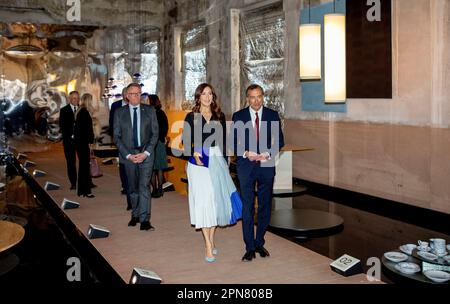 Mailand, Italien. 17. April 2023. Crown Princess Mary of Denmark im Alcova in Mailand am 17. April 2023 für einen offiziellen Besuch und eine Präsentation der dänischen Einrichtung Dies ist Dänemark, wo 17 dänische Unternehmen während der Mailänder Design Week 2023 vorgestellt werden. Kredit: Albert Nieboer/Niederlande OUT/Point de Vue OUT/dpa/Alamy Live News Stockfoto