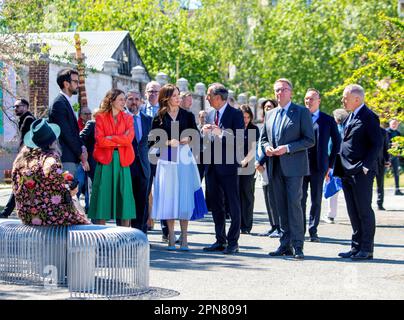 Mailand, Italien. 17. April 2023. Crown Princess Mary of Denmark im Alcova in Mailand am 17. April 2023 für einen offiziellen Besuch und eine Präsentation der dänischen Einrichtung Dies ist Dänemark, wo 17 dänische Unternehmen während der Mailänder Design Week 2023 vorgestellt werden. Kredit: Albert Nieboer/Niederlande OUT/Point de Vue OUT/dpa/Alamy Live News Stockfoto