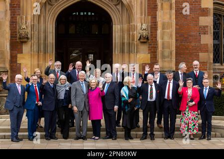 (Erste Reihe von links nach rechts) Tim O'Connor ehemaliger ranghoher irischer Diplomat und ehemaliger Generalsekretär des irischen Präsidenten, Professor Ian Greer Präsident und Vizekanzler der Queen's University Belfast (QUB), Senator George J. Mitchell, Ehemaliger US-Repräsentant für Nordirland ein Vorsitzender der NI All-Party-Gespräche mit Frau Heather MacLachlan, dem ehemaligen US-Präsidenten Bill Clinton und seiner Frau, der ehemaligen US-Außenministerin Hillary Clinton, dem ehemaligen taoiseach Bertie Ahern, der ehemaligen Teachta Dala von Irland Liz O'Donnell, Lord Murphy, Professor Jonathan Powell, Ehemaliger Stabschef des Prime Min Stockfoto