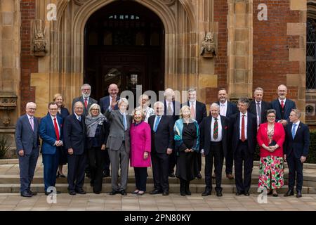 (Erste Reihe von links nach rechts) Tim O'Connor ehemaliger ranghoher irischer Diplomat und ehemaliger Generalsekretär des irischen Präsidenten, Professor Ian Greer Präsident und Vizekanzler der Queen's University Belfast (QUB), Senator George J. Mitchell, Ehemaliger US-Repräsentant für Nordirland ein Vorsitzender der NI All-Party-Gespräche mit Frau Heather MacLachlan, dem ehemaligen US-Präsidenten Bill Clinton und seiner Frau, der ehemaligen US-Außenministerin Hillary Clinton, dem ehemaligen taoiseach Bertie Ahern, der ehemaligen Teachta Dala von Irland Liz O'Donnell, Lord Murphy, Professor Jonathan Powell, Ehemaliger Stabschef des Prime Min Stockfoto