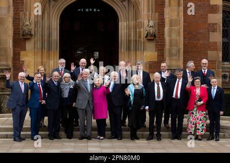 (Erste Reihe von links nach rechts) Tim O'Connor ehemaliger ranghoher irischer Diplomat und ehemaliger Generalsekretär des irischen Präsidenten, Professor Ian Greer Präsident und Vizekanzler der Queen's University Belfast (QUB), Senator George J. Mitchell, Ehemaliger US-Repräsentant für Nordirland ein Vorsitzender der NI All-Party-Gespräche mit Frau Heather MacLachlan, dem ehemaligen US-Präsidenten Bill Clinton und seiner Frau, der ehemaligen US-Außenministerin Hillary Clinton, dem ehemaligen taoiseach Bertie Ahern, der ehemaligen Teachta Dala von Irland Liz O'Donnell, Lord Murphy, Professor Jonathan Powell, Ehemaliger Stabschef des Prime Min Stockfoto