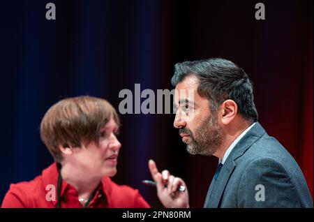 Erster Minister Humza Yousaf neben STUC-Generalsekretär Roz Foyer (links) am ersten Tag des STUC-Kongresses in Dundee. Foto: Montag, 17. April 2023. Stockfoto