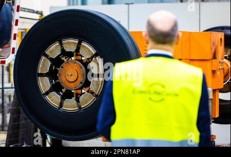 Hannover, Deutschland. 17. April 2023. Während seines Besuchs erhält Bundeskanzler Olaf Scholz (SPD) vom Werk Continental Informationen über die Runderneuerung von Lkw- und Busreifen und schaut sich einen Reifen an. Kredit: Moritz Frankenberg/dpa/Alamy Live News Stockfoto