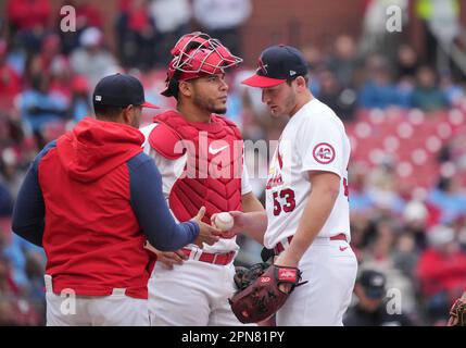 St. Louis Cardinals Manager Oliver Marmol nimmt den Baseball vom Pitcher Andre Pallante im siebten Inning gegen die Pittsburgh Pirates im Busch Stadium in St. Louis am Sonntag, den 16. April 2023. Foto: Bill Greenblatt/UPI Stockfoto