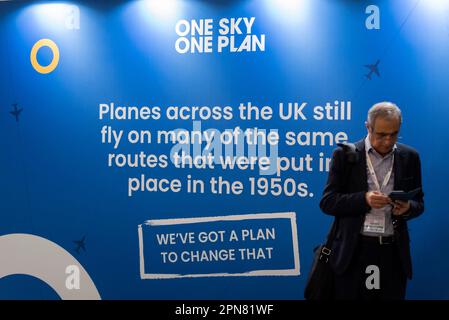 Farnborough Airport, Hampshire, Großbritannien. 17. April 2023. Im Farnborough International Exhibition & Conference Centre haben sich führende Unternehmen und Unternehmen der Luft- und Raumfahrtindustrie zusammengefunden, um sich auf das Ziel zu konzentrieren, den globalen Fortschritt bis 2050 auf eine Netto-Null-Luftfahrt zu beschleunigen. Stände unterstrichen die Entwicklungen bei Elektromotoren und alternativen Kraftstoffen, die herkömmliche Flugzeugmotoren ersetzen sollen, sowie betriebliche Veränderungen zur Verringerung der Klimaauswirkungen. Ein Himmel, ein Plan. Die Airspace Change Organising Group, ACOG, war mit der Koordinierung der Neugestaltung des britischen Luftraums im Rahmen der Strategie zur Modernisierung des Luftraums beauftragt Stockfoto