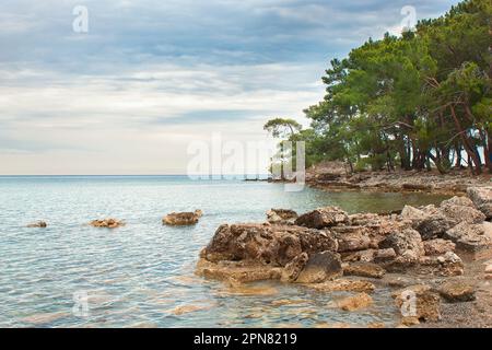 Die Bucht der antiken Stadt Phaselis in der Türkei. Mediterrane Meereslandschaft. Antalya, Kemer. Stockfoto