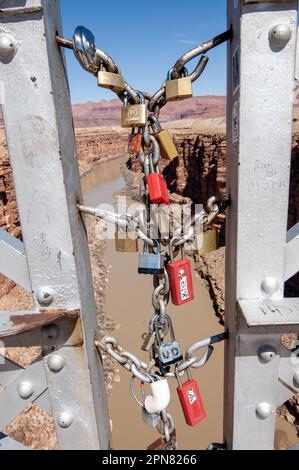 Schlösser schmücken die Fußbrücke über dem Colorado River. Arizona Stockfoto