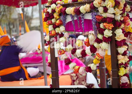 Nagar-Kirtan-Prozession, religiöses sikh-Ereignis in den Straßen der Stadt. Marene, Italien - 2023. April Stockfoto