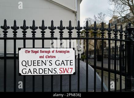 Straßenschild für Queen's Gate Gardens, London SW7, England. Stockfoto