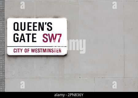 Straßenschild für Queen's Gate, London SW7, England. Stockfoto