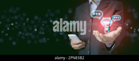 Ein von einem Geschäftsmann gehaltener Chatbot, der mit einem Texteingabefeld ausgestattet ist, um Benutzereingaben und -Eingaben zu erfassen Stockfoto