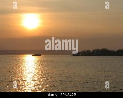 Wunderschöner Sonnenuntergang auf der Wolga in der Nähe von Kazan, Russland Stockfoto