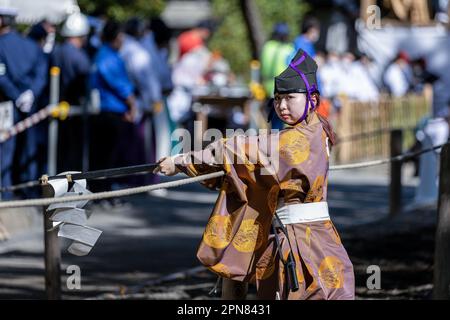 Das offizielle Yabusame-Turnier (japanisches Reitbogenschießen) signalisiert, dass beim Kamakura Festival 65. in Kamakura ein Ziel getroffen wurde. Zum ersten Mal nach 4 Jahren kehrt das Kamakura Festival zurück, und damit auch das Yabusame-Turnier (japanisches Bogenschießen). Yabusame ist eine Sportveranstaltung, deren Ursprünge bis 300 v. Chr. (Jomon-Zeit) zurückreichen. Zuerst zu Fuß, dann aus dem 4. Jahrhundert, begannen die Konkurrenten, Pferde zu benutzen. Ursprünglich schossen die Bogenschützen in Duellen aufeinander. Heute werden Ziele verwendet. Stockfoto
