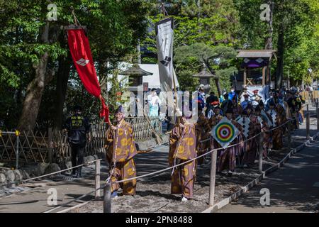 Kamakura, Japan. 16. April 2023. Yabusame-Ziele (japanische Reitbogenschießen) werden vor Beginn der Veranstaltung in die Wettkämpfe gebracht. Zum ersten Mal nach 4 Jahren kehrt das Kamakura Festival zurück, und damit auch das Yabusame-Turnier (japanisches Bogenschießen). Yabusame ist eine Sportveranstaltung, deren Ursprünge bis 300 v. Chr. (Jomon-Zeit) zurückreichen. Zuerst zu Fuß, dann aus dem 4. Jahrhundert, begannen die Konkurrenten, Pferde zu benutzen. Ursprünglich schossen die Bogenschützen in Duellen aufeinander. Heute werden Ziele verwendet. Kredit: SOPA Images Limited/Alamy Live News Stockfoto