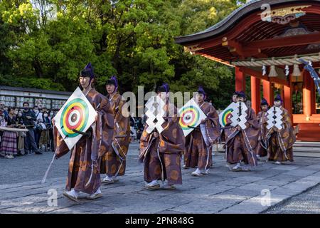 Nach der Siegeszeremonie im Tsurugaoka-Hachimangu-Schrein während des Kamakura Festivals 65. in Kamakura haben die Verantwortlichen des Yabusame-Turniers die Zielscheiben des Wettbewerbs weggeworfen. Zum ersten Mal nach 4 Jahren kehrt das Kamakura Festival zurück, und damit auch das Yabusame-Turnier (japanisches Bogenschießen). Yabusame ist eine Sportveranstaltung, deren Ursprünge bis 300 v. Chr. (Jomon-Zeit) zurückreichen. Zuerst zu Fuß, dann aus dem 4. Jahrhundert, begannen die Konkurrenten, Pferde zu benutzen. Ursprünglich schossen die Bogenschützen in Duellen aufeinander. Heute werden Ziele verwendet. Stockfoto