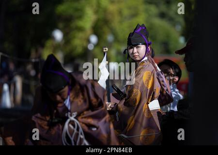 Offizieller Yabusame-Turnier (japanisches Reitbogenschießen), der vor der letzten Runde des Wettbewerbs während des Kamakura Festivals 65. in Kamakura gesehen wurde. Zum ersten Mal nach 4 Jahren kehrt das Kamakura Festival zurück, und damit auch das Yabusame-Turnier (japanisches Bogenschießen). Yabusame ist eine Sportveranstaltung, deren Ursprünge bis 300 v. Chr. (Jomon-Zeit) zurückreichen. Zuerst zu Fuß, dann aus dem 4. Jahrhundert, begannen die Konkurrenten, Pferde zu benutzen. Ursprünglich schossen die Bogenschützen in Duellen aufeinander. Heute werden Ziele verwendet. Stockfoto