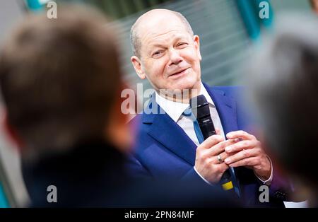 Hannover, Deutschland. 17. April 2023. Bundeskanzler Olaf Scholz (SPD) spricht während seines Besuchs mit Mitarbeitern des Werks Continental. Kredit: Moritz Frankenberg/dpa/Alamy Live News Stockfoto