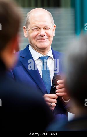 Hannover, Deutschland. 17. April 2023. Bundeskanzler Olaf Scholz (SPD) spricht während seines Besuchs mit Mitarbeitern des Werks Continental. Kredit: Moritz Frankenberg/dpa/Alamy Live News Stockfoto