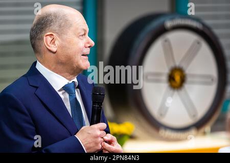 Hannover, Deutschland. 17. April 2023. Bundeskanzler Olaf Scholz (SPD) spricht während seines Besuchs mit Mitarbeitern des Werks Continental. Kredit: Moritz Frankenberg/dpa/Alamy Live News Stockfoto