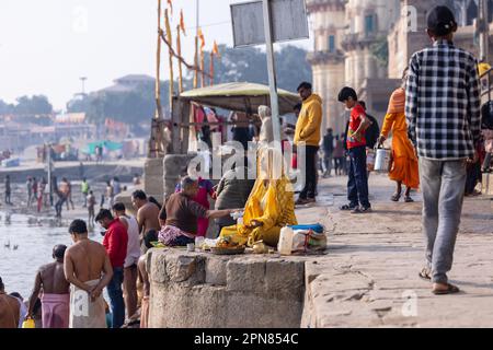 Varanasi, Indien - Nov. 2022: Porträt einer indianerin, die in der Nähe von ganges Ghat in traditionellem Saree sitzt. Selektiver Fokus auf Augen und Gesicht. Stockfoto