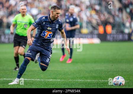 Warschau, Polen. 16. April 2023. Barry Douglas von Lech in Aktion während des Spiels der polnischen PKO Ekstraklasa League zwischen Legia Warszawa und Lech Poznan im Marschall Jozef Pilsudski Legia Warsaw Municipal Stadium. Endstand: Legia Warszawa 2:2 Lech Poznan. Kredit: SOPA Images Limited/Alamy Live News Stockfoto