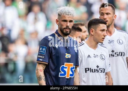 Warschau, Polen. 16. April 2023. Kristoffer Velde (L) von Lech, gesehen während des Spiels der polnischen PKO Ekstraklasa League zwischen Legia Warszawa und Lech Poznan am Marschall Jozef Pilsudski Legia Warschau Municipal Stadium. Endstand: Legia Warszawa 2:2 Lech Poznan. Kredit: SOPA Images Limited/Alamy Live News Stockfoto