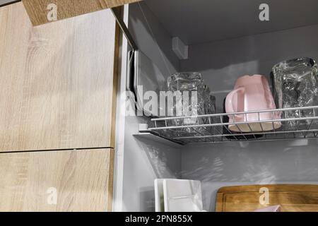 Foto der installierten Küche in der Wohnung Stockfoto