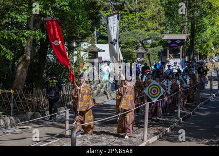 Yabusame-Ziele (japanische Reitbogenschießen) werden vor Beginn der Veranstaltung in die Wettkämpfe gebracht. Zum ersten Mal nach 4 Jahren kehrt das Kamakura Festival zurück, und damit auch das Yabusame-Turnier (japanisches Bogenschießen). Yabusame ist eine Sportveranstaltung, deren Ursprünge bis 300 v. Chr. (Jomon-Zeit) zurückreichen. Zuerst zu Fuß, dann aus dem 4. Jahrhundert, begannen die Konkurrenten, Pferde zu benutzen. Ursprünglich schossen die Bogenschützen in Duellen aufeinander. Heute werden Ziele verwendet. (Foto: Stanislav Kogiku/SOPA Images/Sipa USA) Stockfoto