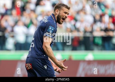 Warschau, Polen. 16. April 2023. Jesper Karlstrom von Lech reagiert während des Spiels der polnischen PKO Ekstraklasa League zwischen Legia Warszawa und Lech Poznan im Marschall Jozef Pilsudski Legia Warsaw Municipal Stadium. Endstand: Legia Warszawa 2:2 Lech Poznan. (Foto: Mikolaj Barbanell/SOPA Images/Sipa USA) Guthaben: SIPA USA/Alamy Live News Stockfoto