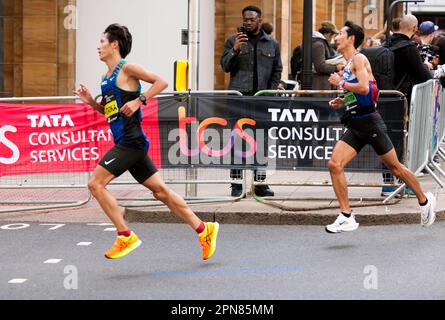 Kohei Futaoka und Naoki Okamoto fahren durch den Cabot Square, um beim Men's Elite 2022 London Marathon 11. and13. zu schaffen Stockfoto