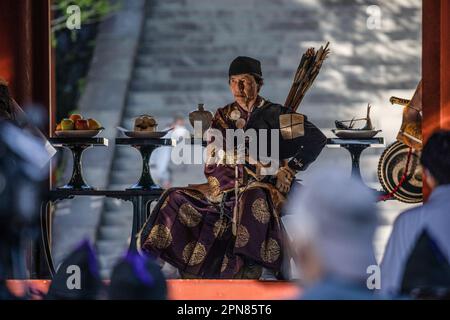 Yabusame-Turniersieger Yoshiaki Koike beim Kamakura Festival 65. in Kamakura. Zum ersten Mal nach 4 Jahren kehrt das Kamakura Festival zurück, und damit auch das Yabusame-Turnier (japanisches Bogenschießen). Yabusame ist eine Sportveranstaltung, deren Ursprünge bis 300 v. Chr. (Jomon-Zeit) zurückreichen. Zuerst zu Fuß, dann aus dem 4. Jahrhundert, begannen die Konkurrenten, Pferde zu benutzen. Ursprünglich schossen die Bogenschützen in Duellen aufeinander. Heute werden Ziele verwendet. (Foto: Stanislav Kogiku/SOPA Images/Sipa USA) Stockfoto