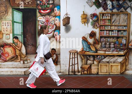 Detail eines Wandbildes von Yip Yew Chong, das einen Verkäufer an einem Straßenstand zeigt, der alte Süßigkeiten und Zigaretten verkauft; Mohamed Ali Lane, Chinatown, Singapur Stockfoto