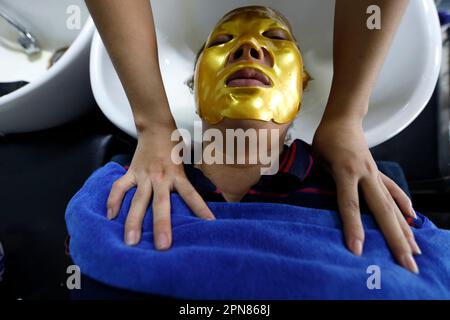 Junge Schönheit mit Gesichtsmaske im Spa-Salon. Ho-Chi-Minh-Stadt. Vietnam. Stockfoto
