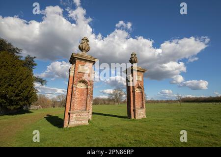 Torpiers, die aus dem 1718 abgebrannten Anwesen verblieben sind, vom öffentlichen Fußweg aus gesehen, Hamstead Marshall, Newbury, Berkshire, England, Vereinigtes Königreich Stockfoto