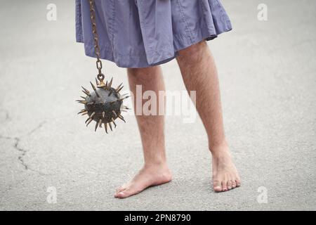 Mittelalterliche Waffe, bestehend aus einer schweren eisernen Kugel mit Spikes, die an einer starken Kette befestigt ist Stockfoto