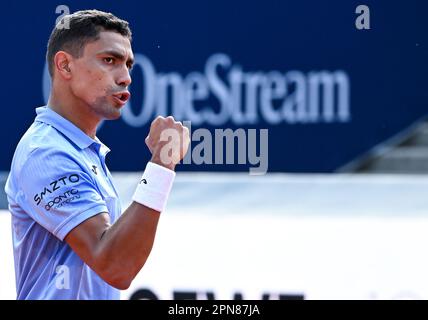 München, Deutschland. 17. April 2023. Tennis: ATP-Tour - München, Singles, Herren. Monteiro (Brasilien) - Hanfmann (Deutschland). Thiago Monteiro reagiert. Kredit: Sven Hoppe/dpa/Alamy Live News Stockfoto