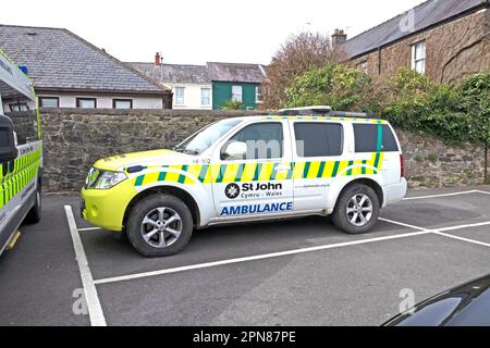 St. John Ambulance Cymru Wales an der Seite eines St Johns Fahrzeugs in Carmarthenshire Wales UK 2023 KATHY DEWITT Stockfoto