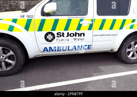 St. John Ambulance Cymru Wales an der Seite eines St Johns Fahrzeugs in Carmarthenshire Wales UK 2023 KATHY DEWITT Stockfoto