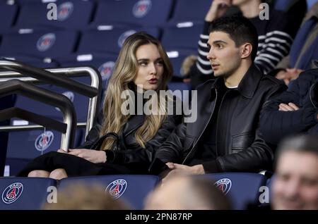 Esteban Ocon und seine Freundin Elena Berri nehmen am 15. April 2023 am Parc des Princes Stadion in Paris, Frankreich, am Fußballspiel der französischen Meisterschaft Ligue 1 zwischen Paris Saint-Germain (PSG) und RC Lens Teil - Foto: Jean Catuffe/DPPI/LiveMedia Stockfoto