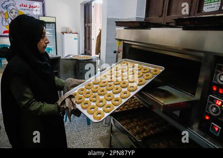 Gaza, Palästina. 17. April 2023. Palästinensische Frauen bereiten traditionelle Dattelkekse zu, die sie vor dem bevorstehenden Eid al-Fitr, dem Ende des muslimischen Fastenmonats Ramadan, am 17. April 2023 in Gaza-Stadt, an benachteiligte Familien verteilen. Foto: Ramez Habboub/ABACAPRESS.COM Kredit: Abaca Press/Alamy Live News Stockfoto