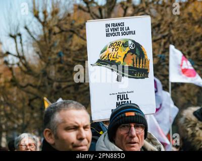 Strasborg, Frankreich - 29. März 2023: Eine große Menschenmenge von Männern und Frauen protestiert auf den Straßen, trägt Plakate und Flaggen mit Botschaften für eine Reform des Rentenalters Stockfoto