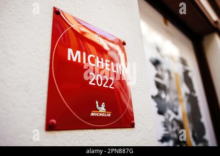 Straßburg, Frankreich – 20. März 2023: Ein rotes Logo mit einflussreichen Bewertungen von Lebensmittelkritikern von Michelin schmückt die Fassade eines französischen Restaurants in Europa: Ein Symbol für kulinarischen Tourismus. Stockfoto