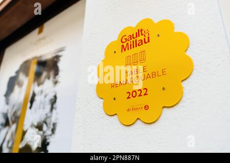 Straßburg, Frankreich - 20. März 2023: Das berühmte Gault- und Millau-Logo in gelbem Text, ein Symbol für klassische Kritik und Kommunikation im französischen Restaurantführer. Stockfoto