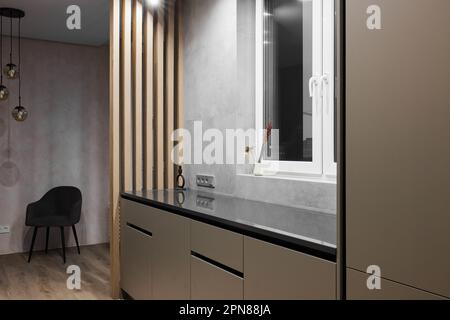 Foto der installierten Küche in der Wohnung Stockfoto